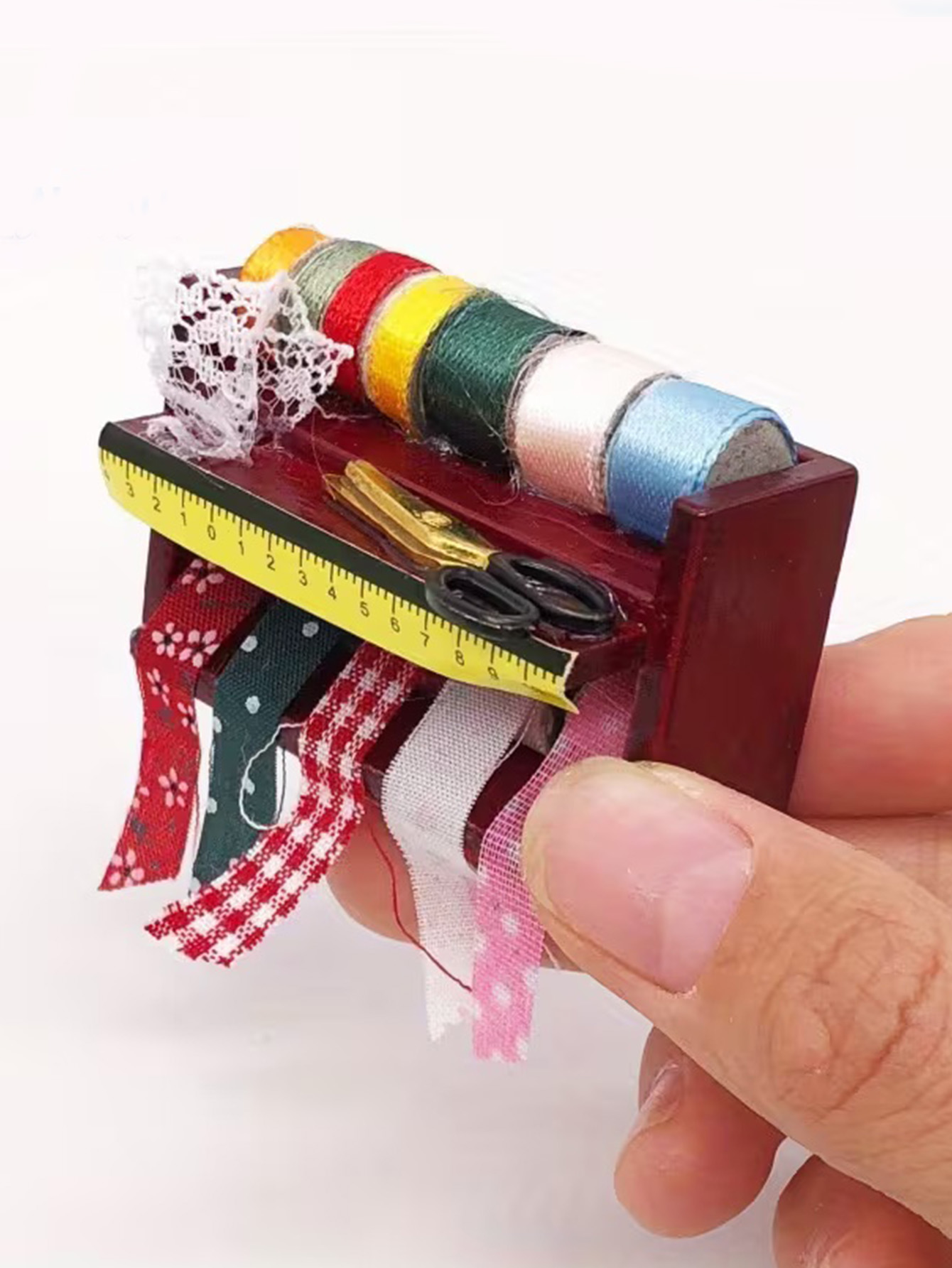 صندوق خياطة مصغر لبيت الدمى مع - مراجعة Sewing Factory وسعره