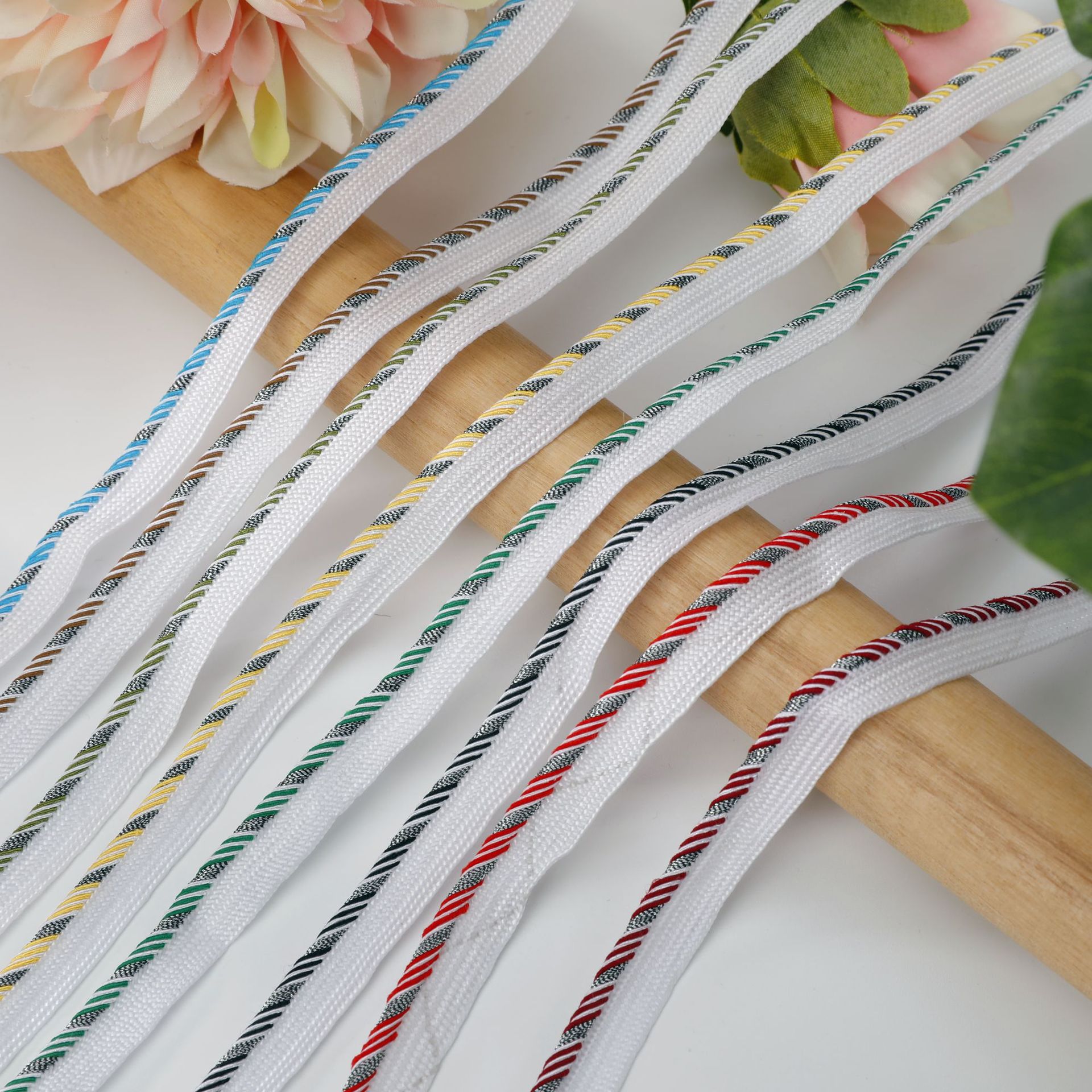 شريط زخرفي ملون بقاعدة بيضاء ب - مراجعة Textile And Sewing Supply وسعره
