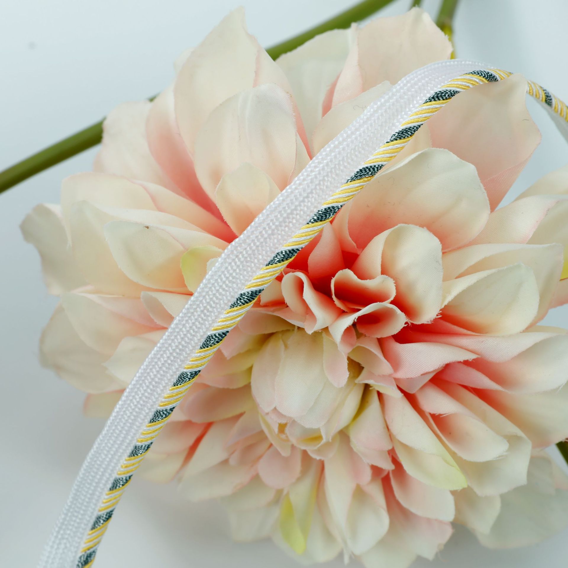 شريط زخرفي ملون بقاعدة بيضاء ب - مراجعة Textile And Sewing Supply وسعره